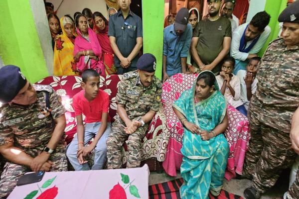   DG Visit to the home of Veer Balidani CTGD Dileep Kumar (Bihar)